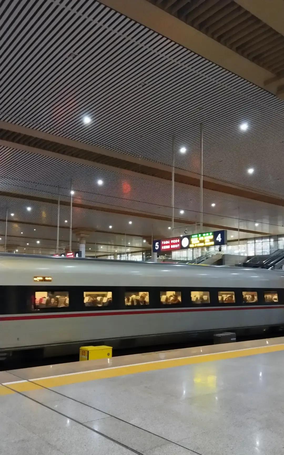 合肥11月二手房均价又掉，蜀山包河老小区带头跳水，滨湖靠地铁和学区硬撑微涨。我