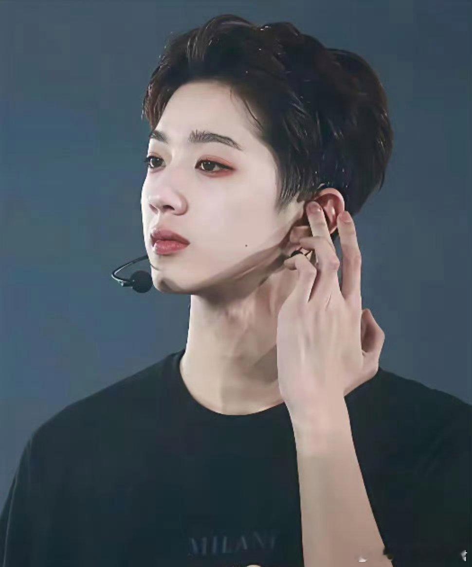 赖冠霖退圈前后造型对比，一下子就变得很专业的样子了