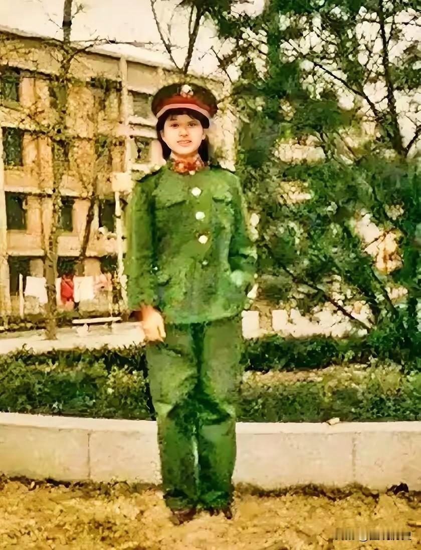 曾经有人说韩红是军艺的校花，说比杨幂都漂亮！因为说这话的人，是我的好朋友，我