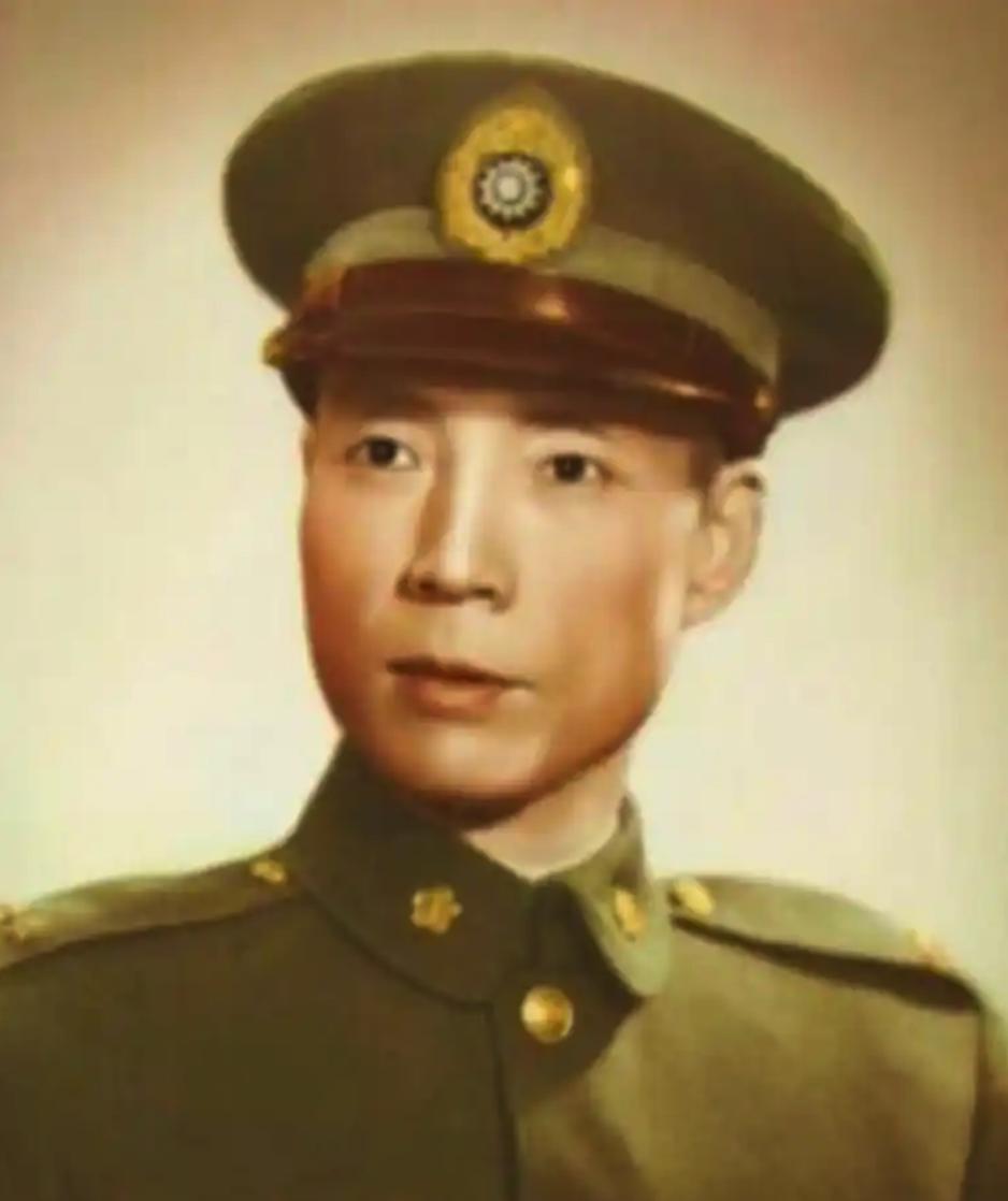 1946年，淞沪警备司令宣铁吾和青帮大佬杜月笙，矛盾已公开。蒋经国支持宣铁吾，宣