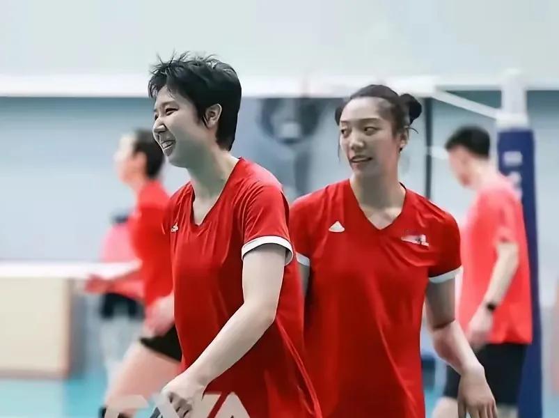 女排与法国女排热身赛中，几位副攻都有上场表现：王媛媛打了四局，数据亮眼：16