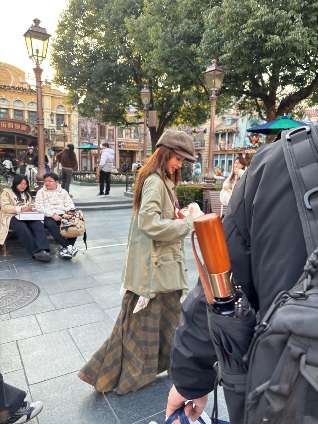 上海迪士尼偶遇金晨网友上海迪士尼偶遇金晨上海迪士尼偶遇金晨，一身穿搭休闲中带着