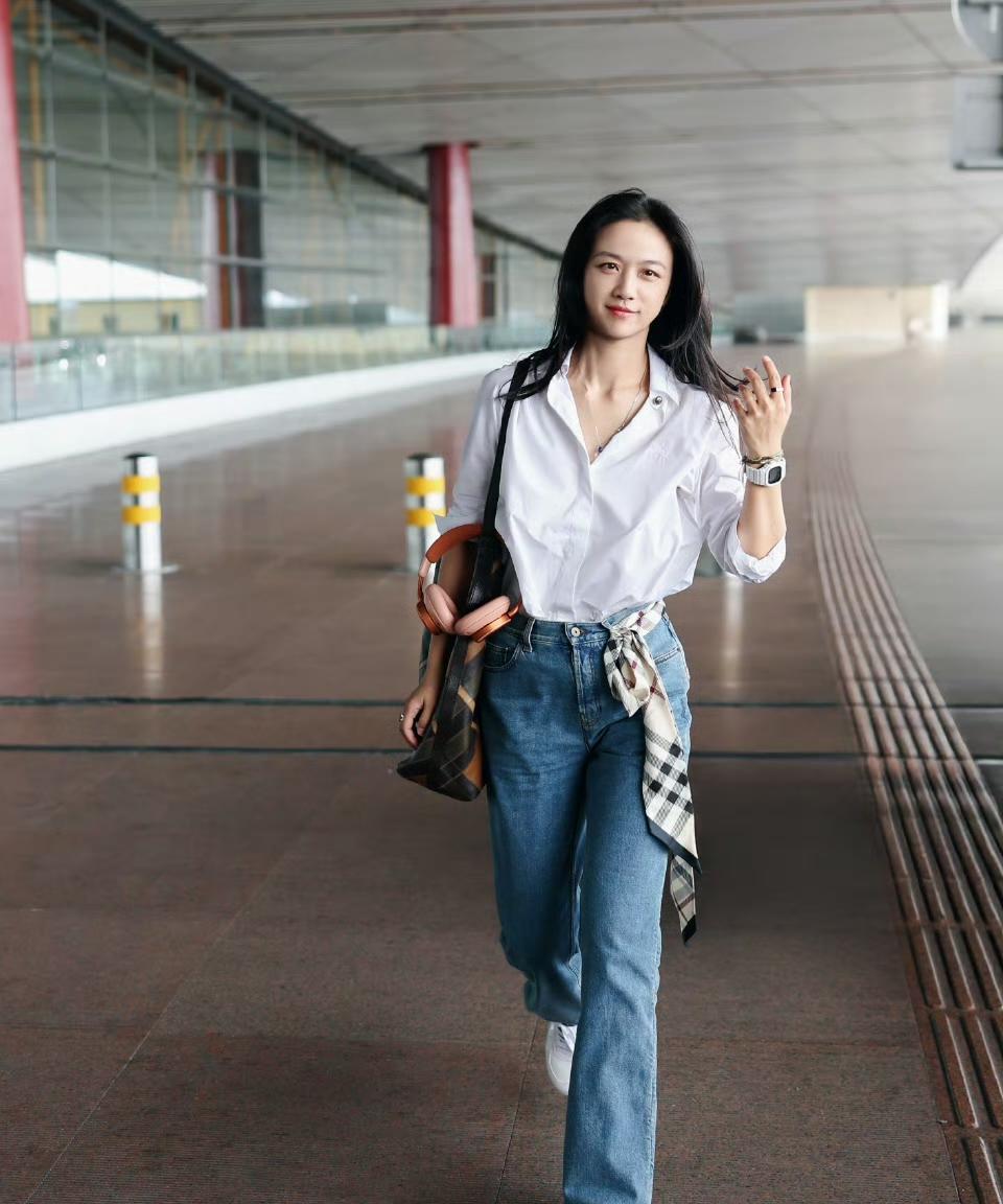 这张脸真是老天赏饭吃，什么都不用做就让你脑补各种故事，汤唯出发前往伦敦时装周，将