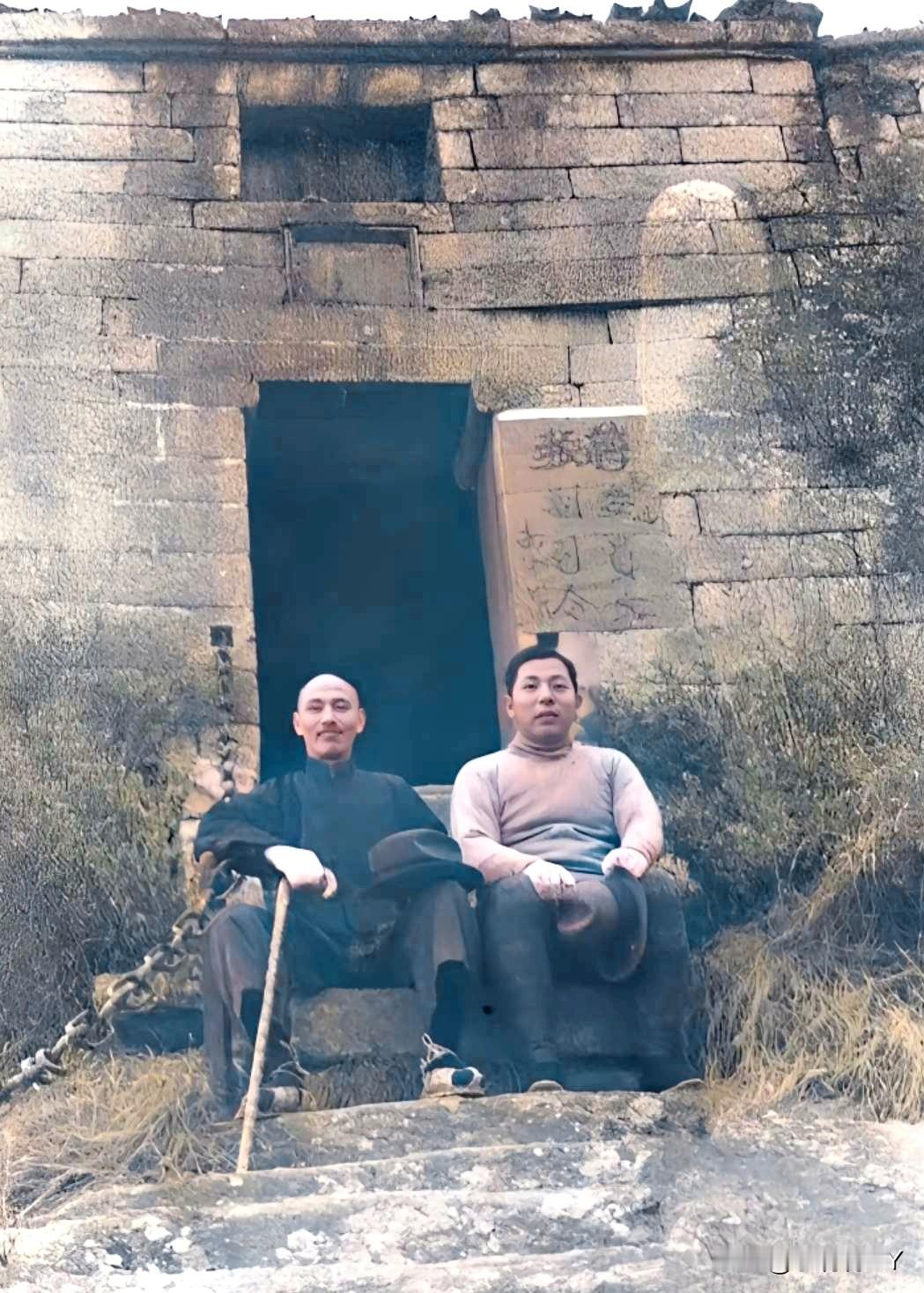 西安事变前夕，蒋中正爬华山，张学良全程陪同，两人在休息时一起合影，从而留下了这张