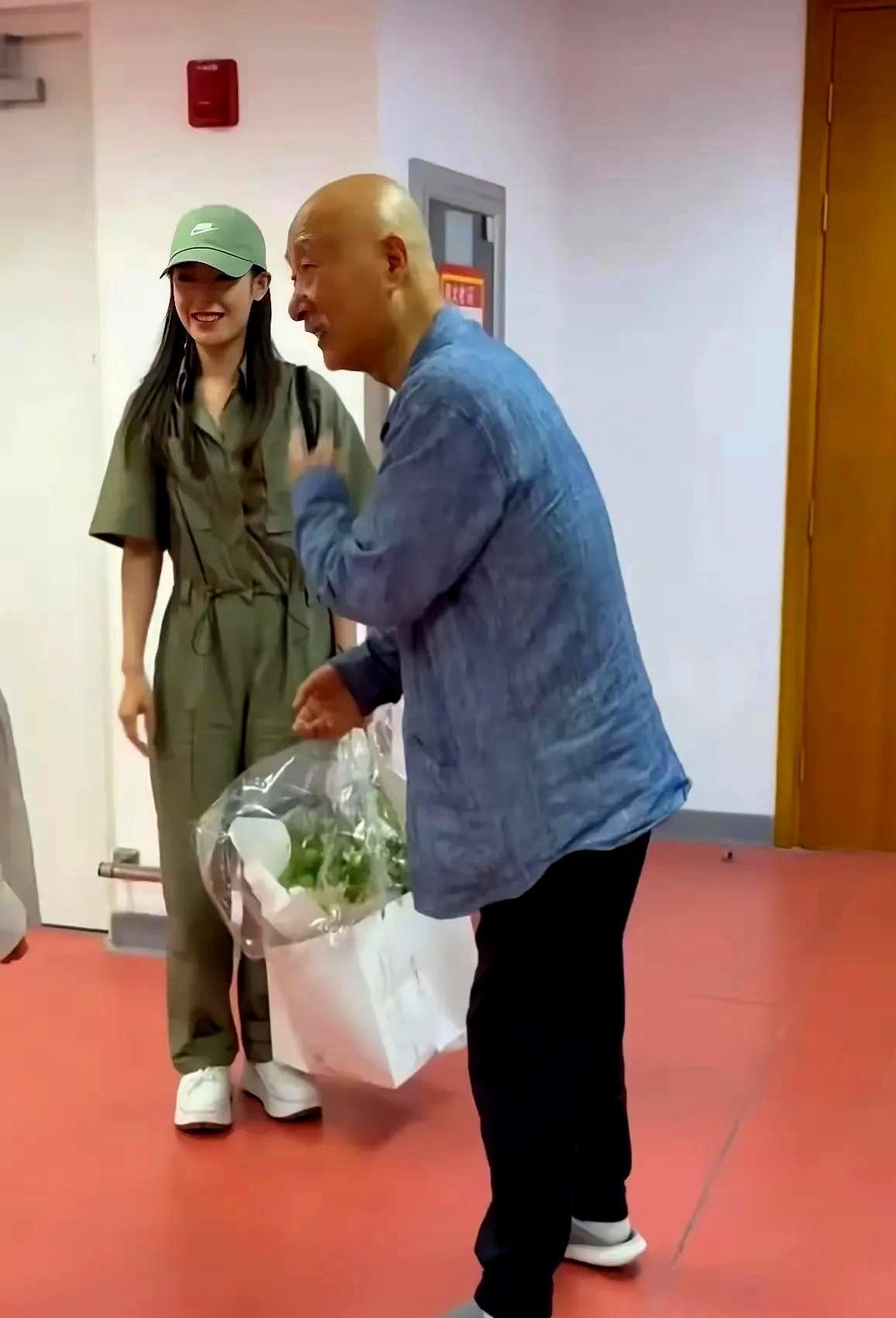 我问了影院经理老周，陈佩斯拍京剧故事的电影，干嘛找越剧演员陈丽君唱片尾曲老周翻