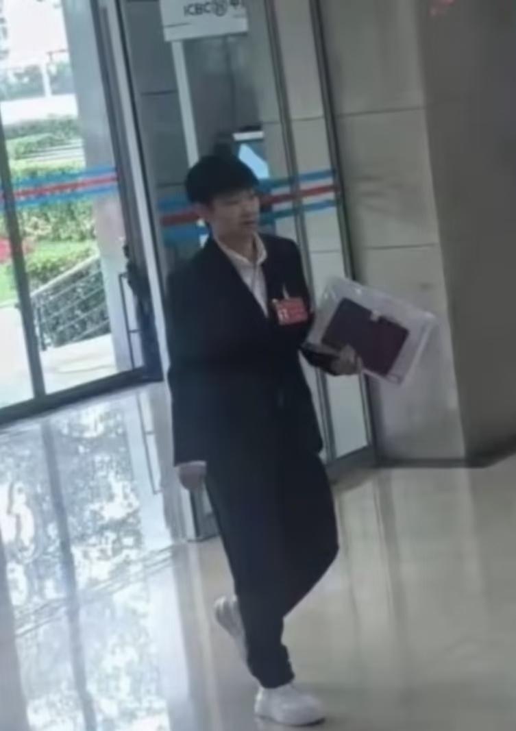 孙颖莎身穿全套黑色西装体总开会正面照！孙颖莎于伦敦团体世乒赛结束后，5月15日在