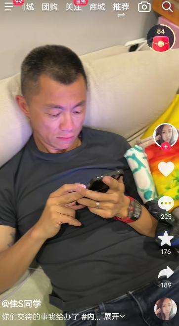 陈震媳妇发布视频，给陈震要钱买包，结果陈震说挣得钱都给你了，自己微信里面只有一万