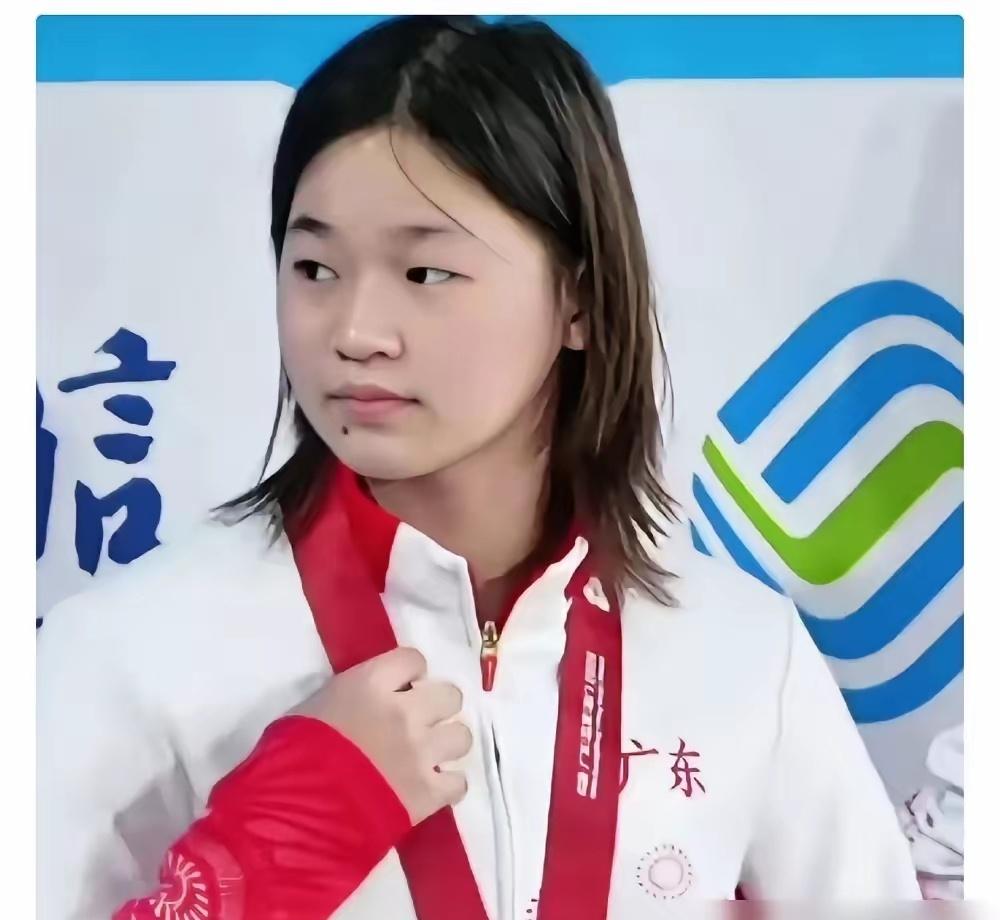 全红婵的弟弟妹妹都退出专业跳水了。​弟弟全进鹏15岁身高超了姐姐，发育期体重猛