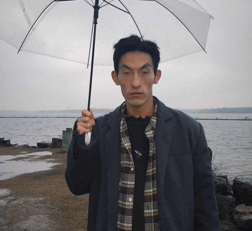 想要变帅，不一定要戴口罩，这个小哥带上墨镜，直接帅成了男明星。