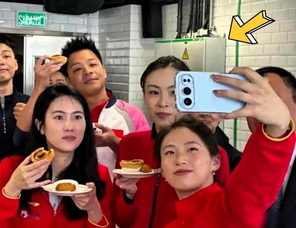 奥运冠军掉粉十万，只因说了句真话。昨天陈芋汐直播时表情突然凝固：“有些事我必须说