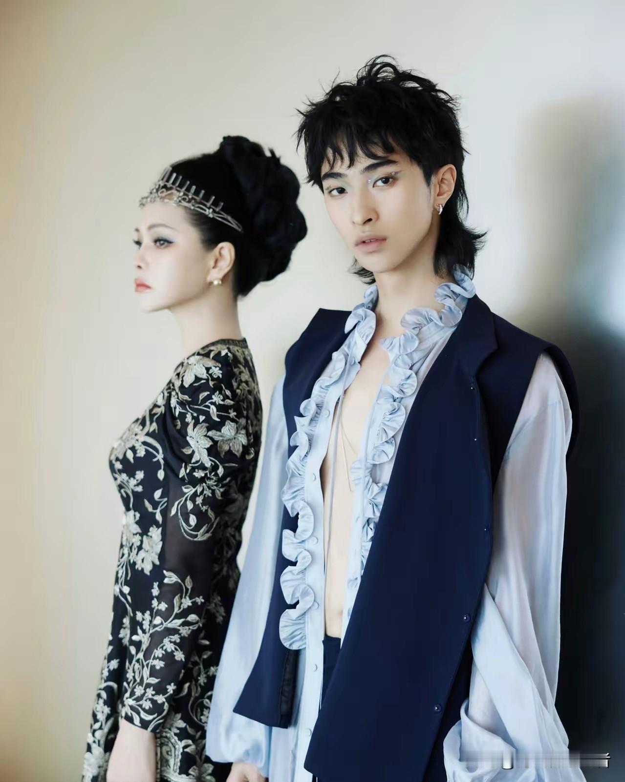 庾恩利真的不好找女朋友，他的妈妈伊能静太显年轻啦，两人一起拍照片，感觉好像姐弟两