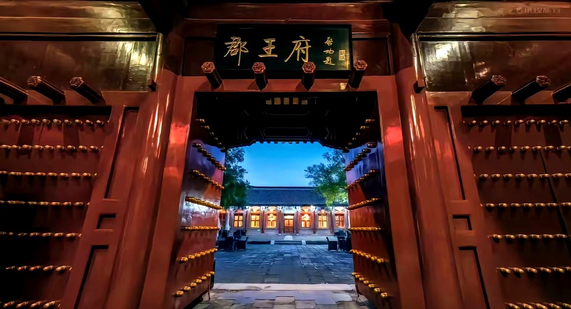 原来汪小菲选郡王府办婚礼藏着这层深意！这座保存完好的清代王府，主人正是爱新觉罗·