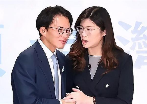 民调差距碾压近30点！绿营选战溃败，靠抹黑家属垂死挣扎2026年台北市长选