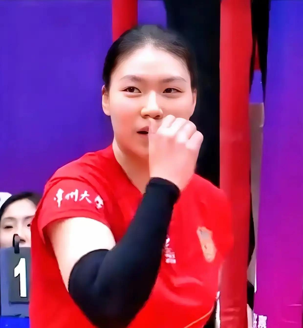 第三局又输了，不知道赵勇又抽什么疯，解盛钰在场上打的好好的，突然间又被张籽萱换下