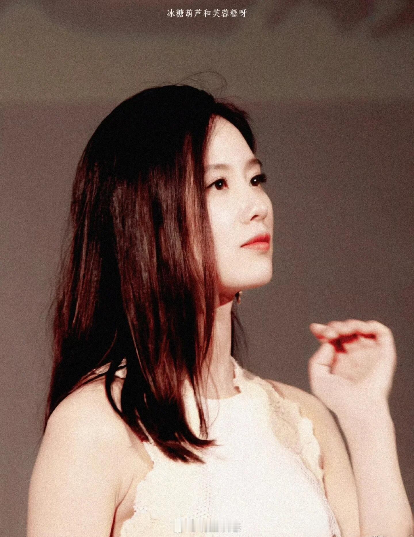 这完全就是小说里的温柔系白月光女主