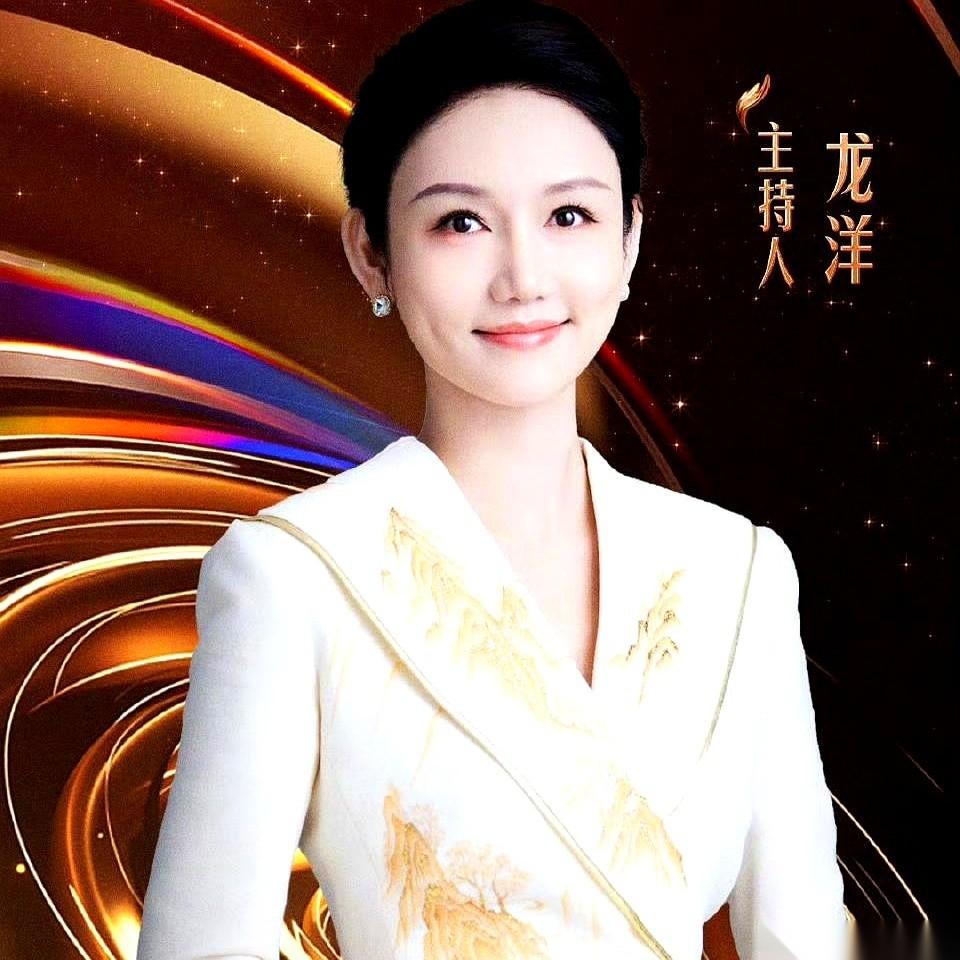 当初所有人都说，她是董卿的“接替者”。这个帽子好大，压得人喘不过气。结果呢？