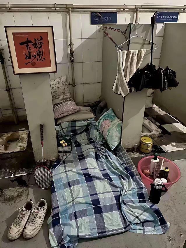 能想到睡这里，简直是“极品”[捂脸哭]！从图片左上角的细节“吉祥如意”来看，该名