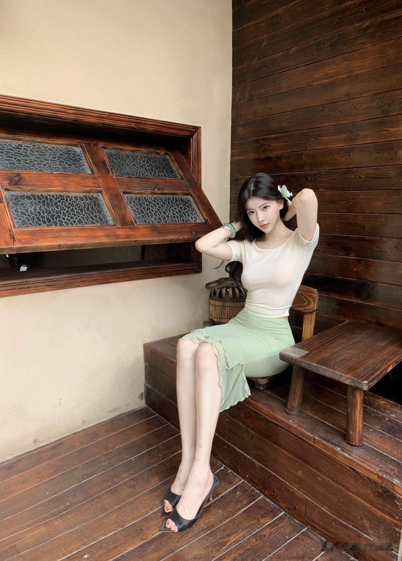 翻到几张前阵子拍的照片，穿搭简单到不行，就是那种很轻、很透气的料子，颜色也清清淡