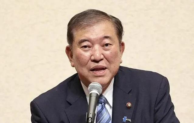 日本近期可谓左怼美国，右刚中国，火力全开现在的日本当家人是石破茂，相比于之前的