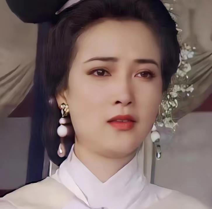 12月15日，何晴北京告别仪式仅对亲友开放，却遭大量媒体围堵拍摄，引发家属不满。