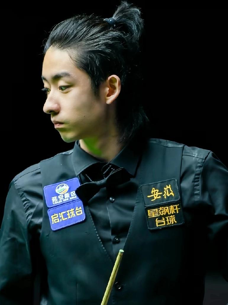 一直不清楚，为什么球迷们都把吴宜泽称作“吴道长”，直到看到这张照片。