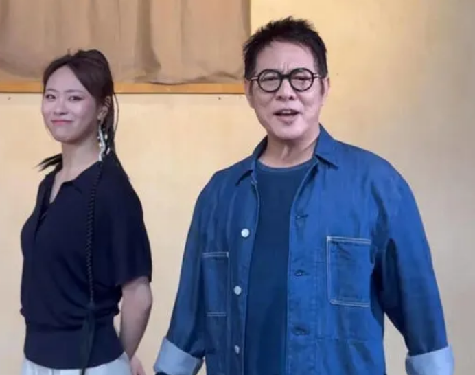 李连杰这次真的输了，不是输在演技，也不是输在合作，而是输在跟女网红拍视频引抵