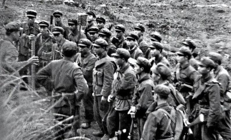 1979年，越南老百姓发现一个怪象：中国军队撤退时，为什么专炸水泥电线杆？ 