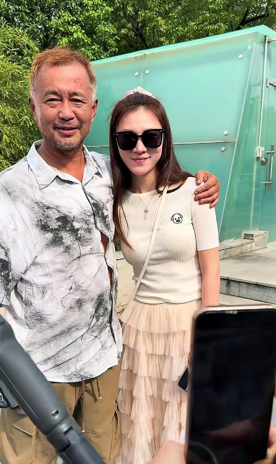沈巍的爱情羡煞多少人，这也算是抱得美人归了吧？只是她终究不是最初的那个她，想必沈