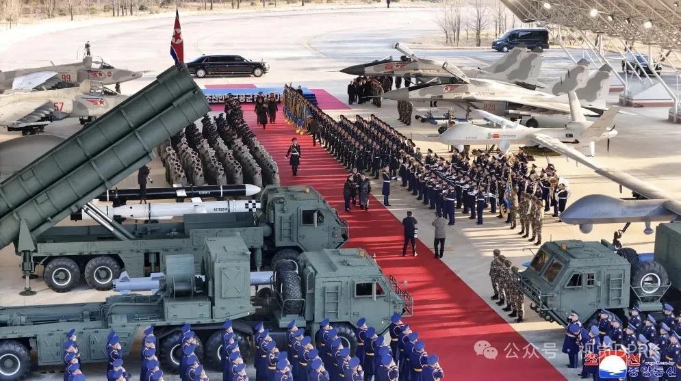 朝方空军成立80周年庆典活动，除了固定翼战机比较落后，无人机、地空导弹、巡航导弹