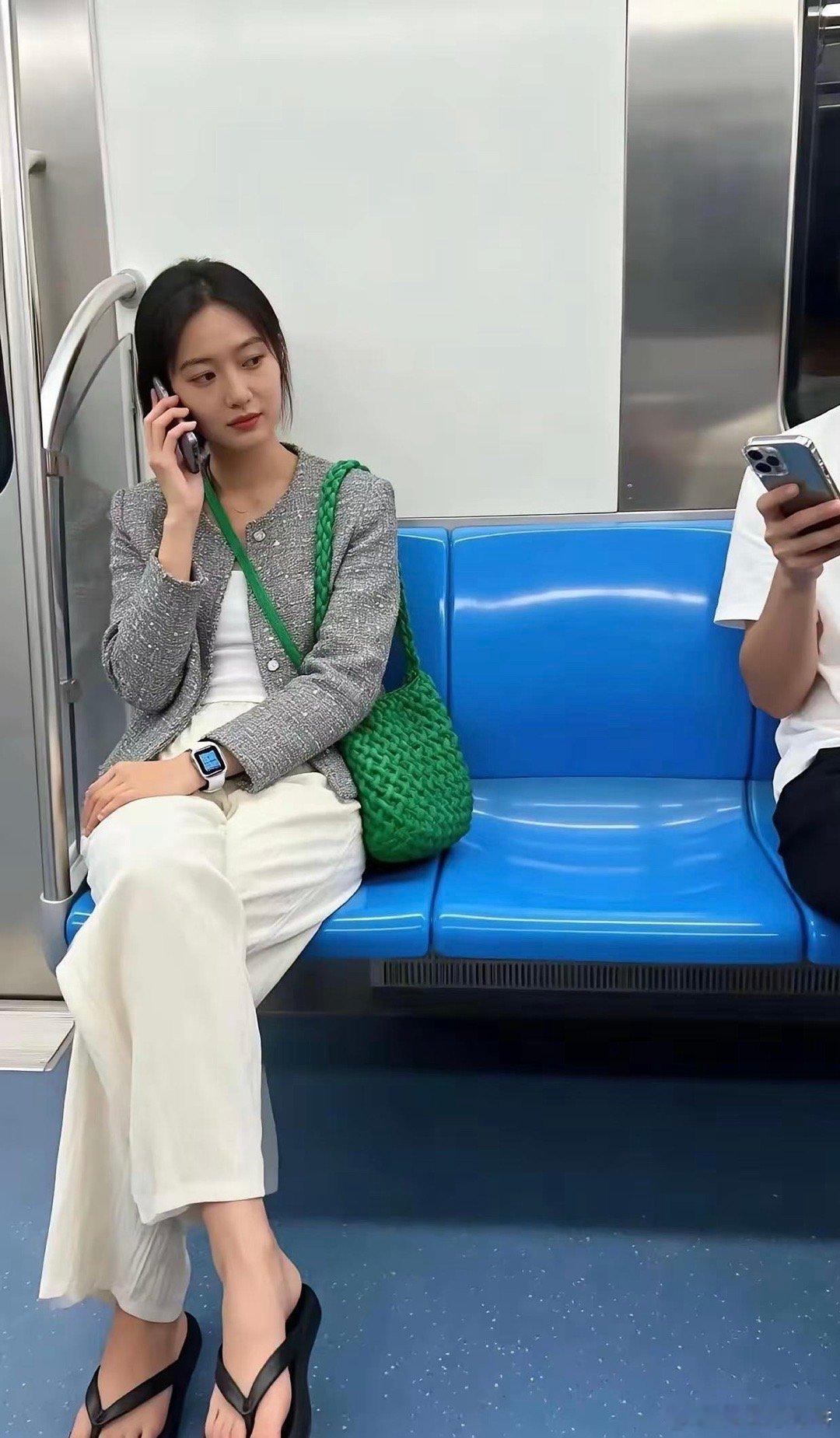 纯属个人观点，很看不惯美女穿人字拖