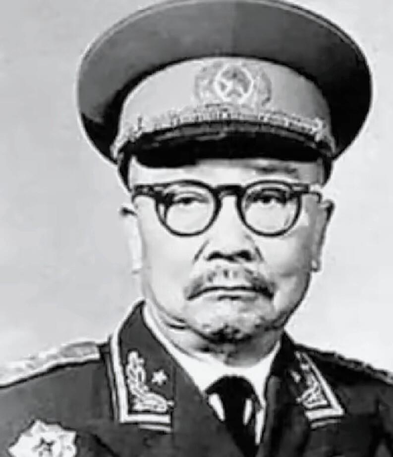 1955年授衔，上将名单初步拟定后，报到毛主席那里。他翻了几页，突然问：“怎么没