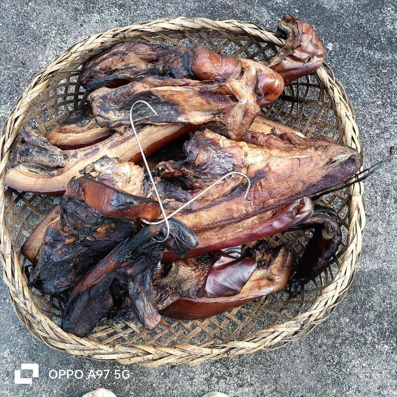 我娘家还有十几块腊肉，不过都是肥肉，瘦肉被我妈妈拿去卖钱了，只有肥肉了，腊肉很香