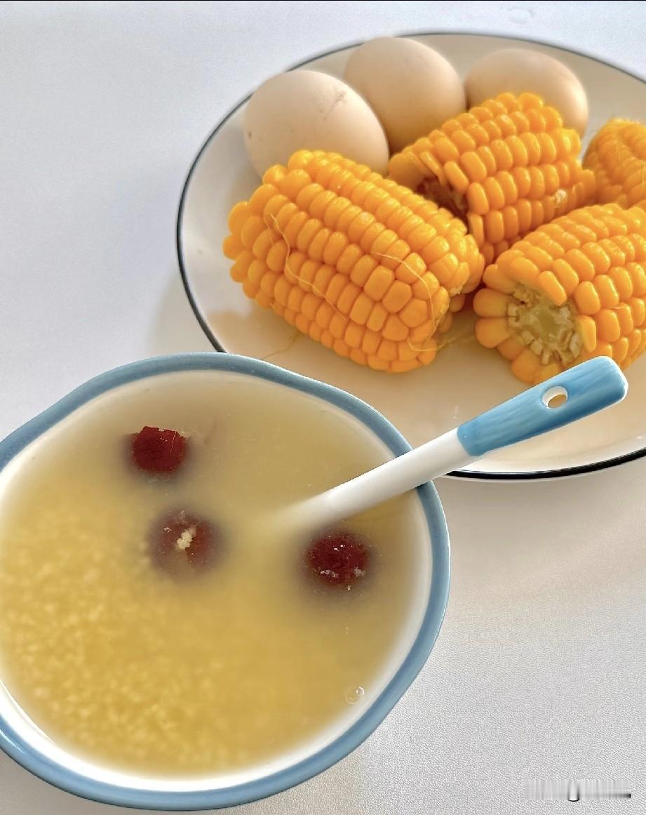 煮小米粥别直接加水下锅！一招熬得米油厚、绵稠喷香好多人煮小米粥清汤寡水没米油