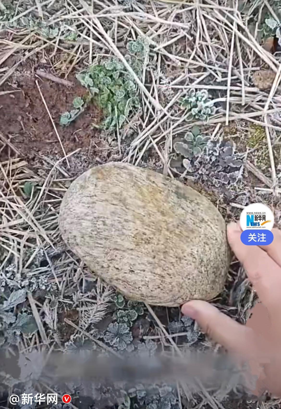 近日，安徽一男子回到自己小时候住的老宅，老宅已经很旧了，男子驻足在厨房前，想着已