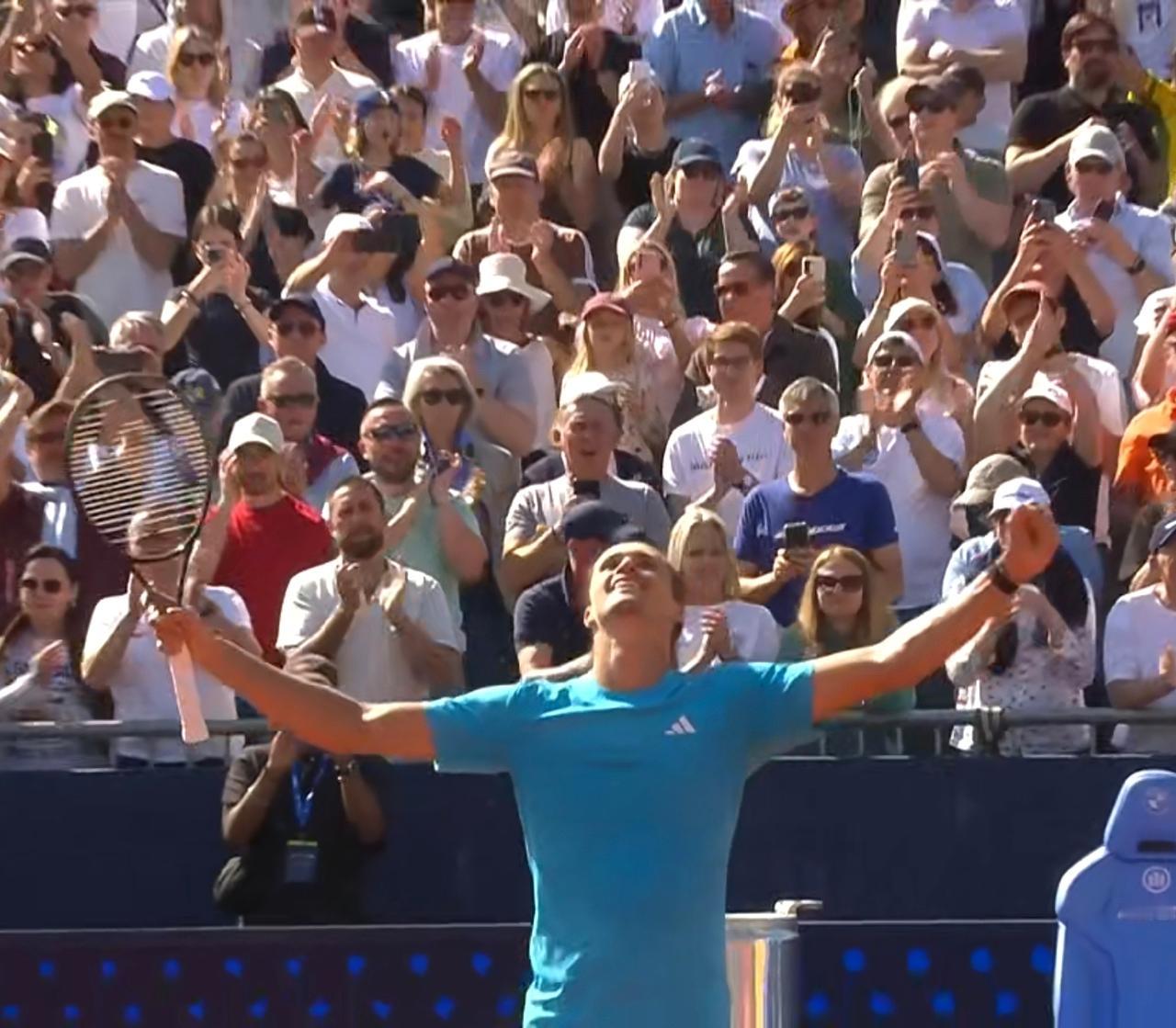 兹维列夫发威送蛋塞伦多洛，职业生涯首次在红土击败塞伦多洛北京