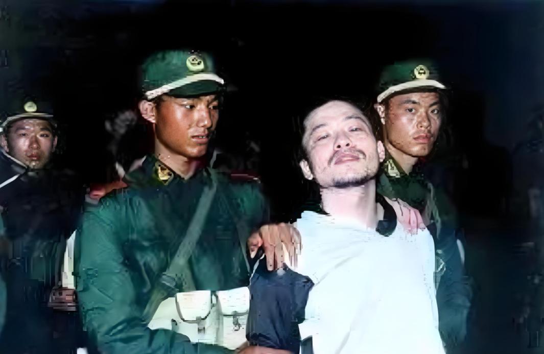 2002年10月29日上午，海口市中级人民法院的公判大会结束后，六名死刑犯被押赴