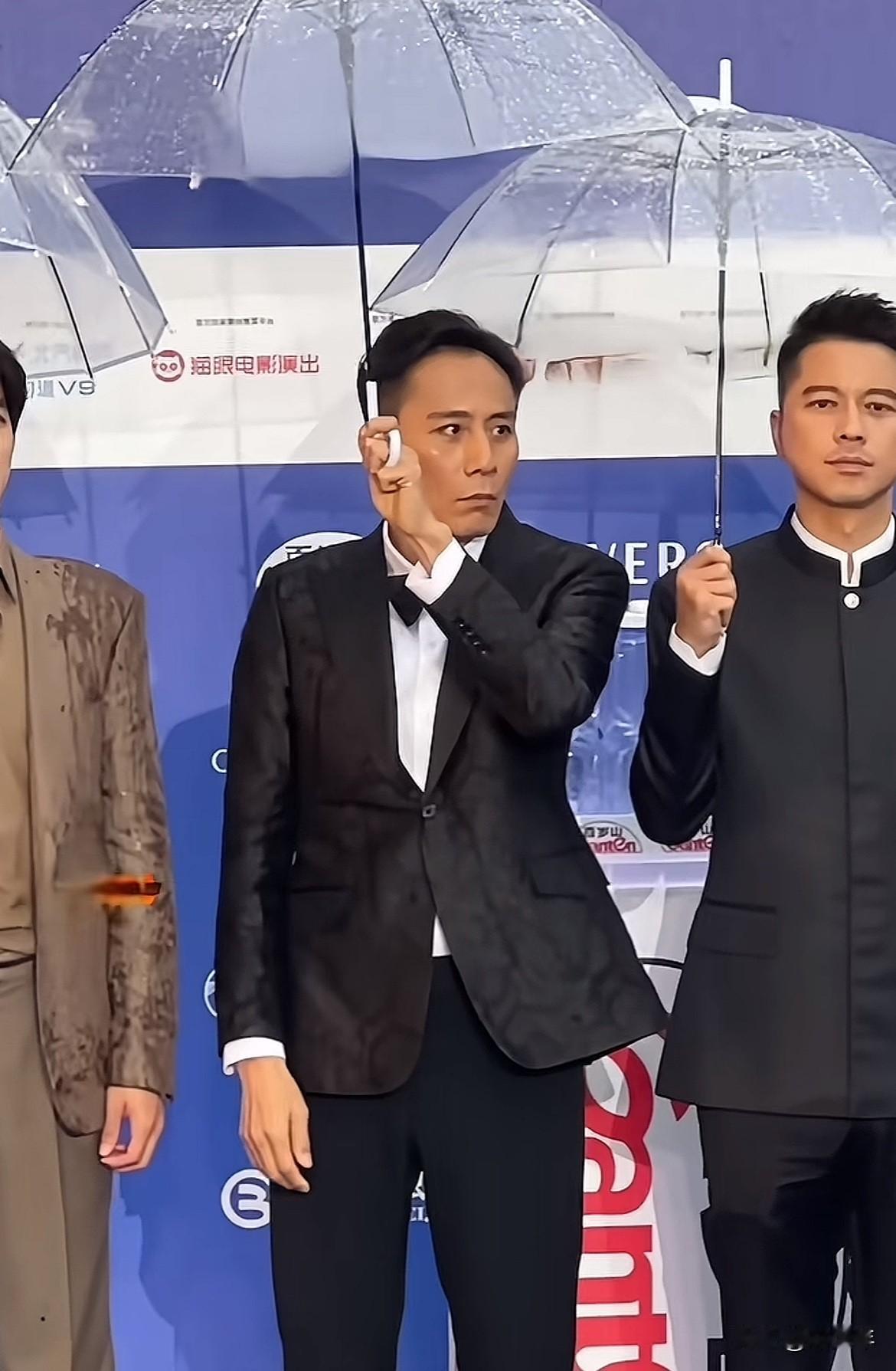 年纪大了，干什么看着都好心酸！刘烨出席北京电影节，遇着下雨天，打一把伞站中间好