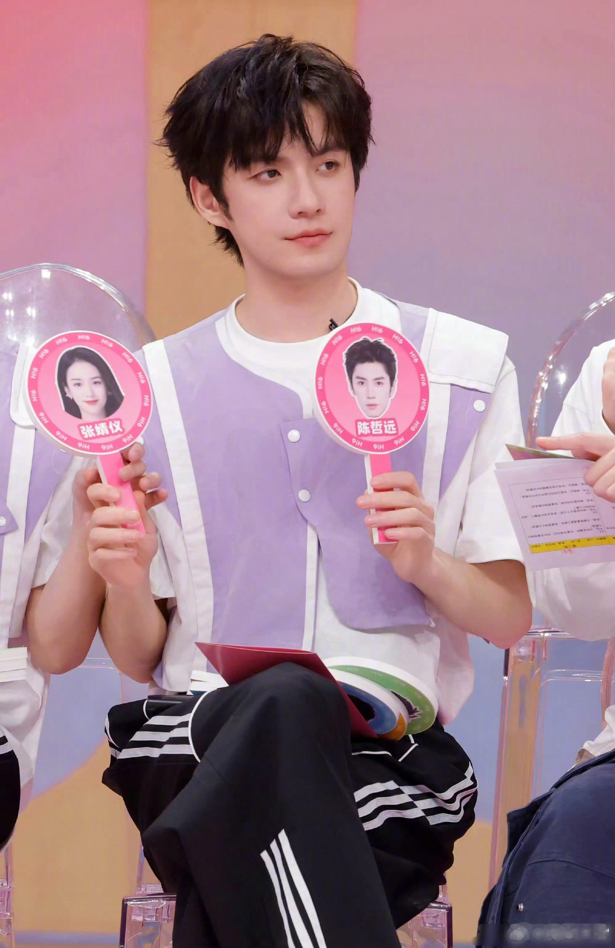 张婧仪上hi6宣传《梦花廷》，结果张婧仪的人物牌上放的是周也的照片，现在周也粉丝