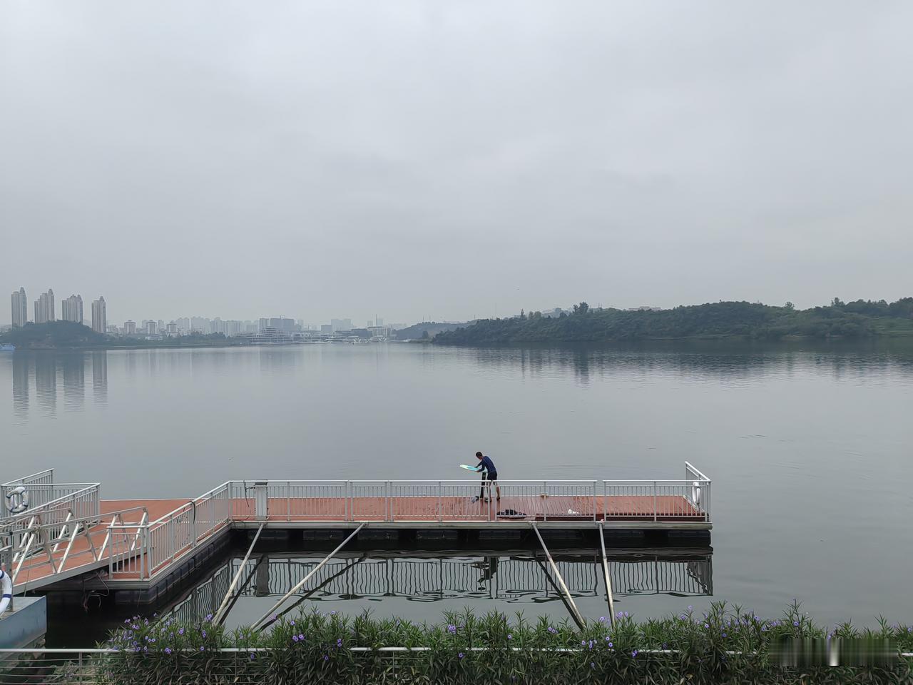 深情皆隐忍，情劫渡余生世人总以为，沉默是无心，冷淡是无情，不主动便是不爱。