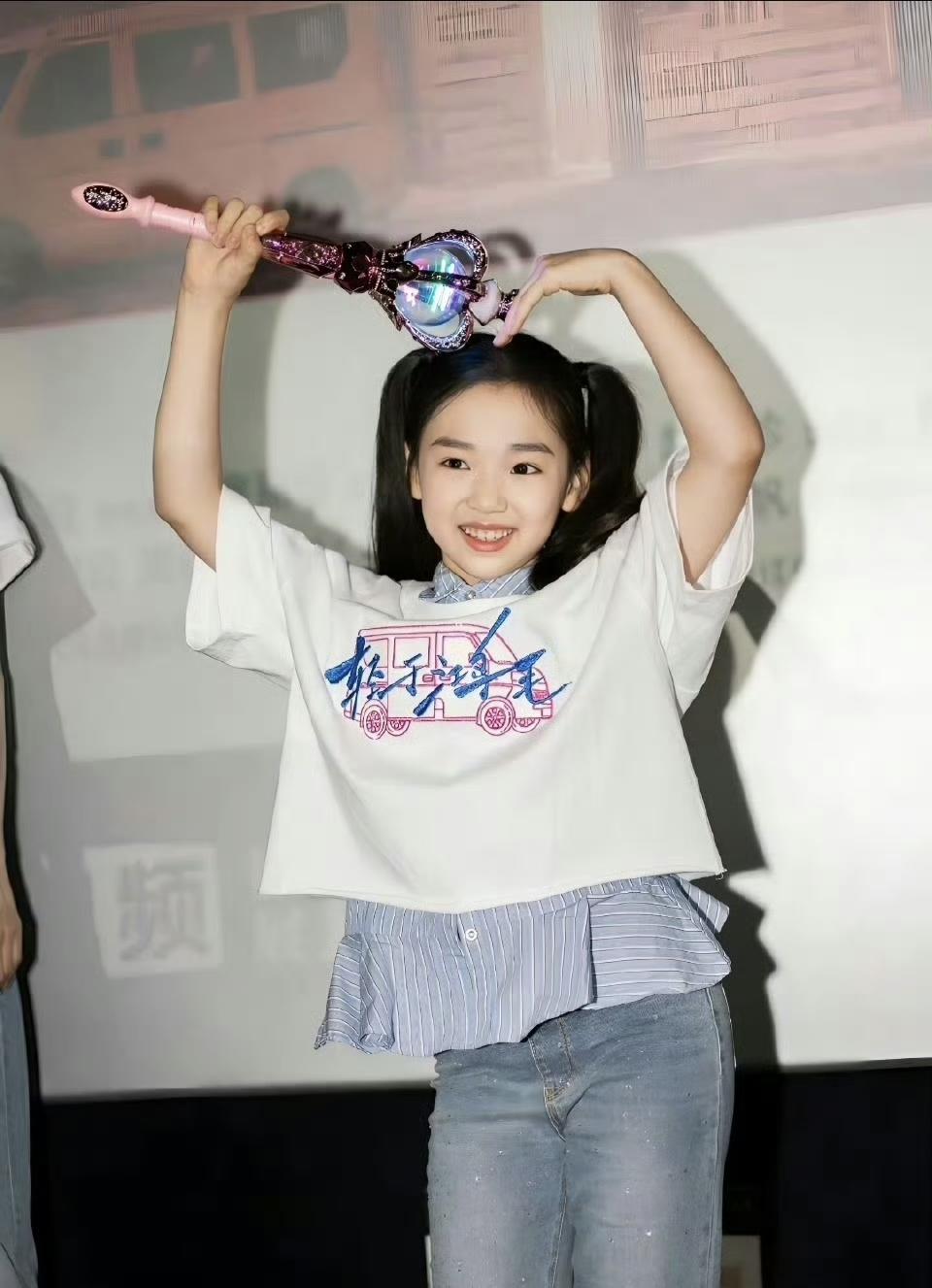 董璇的女儿小酒窝太懂事了，最新一期姐姐当家，董璇和女儿小酒窝睡前躺被窝聊天，提到