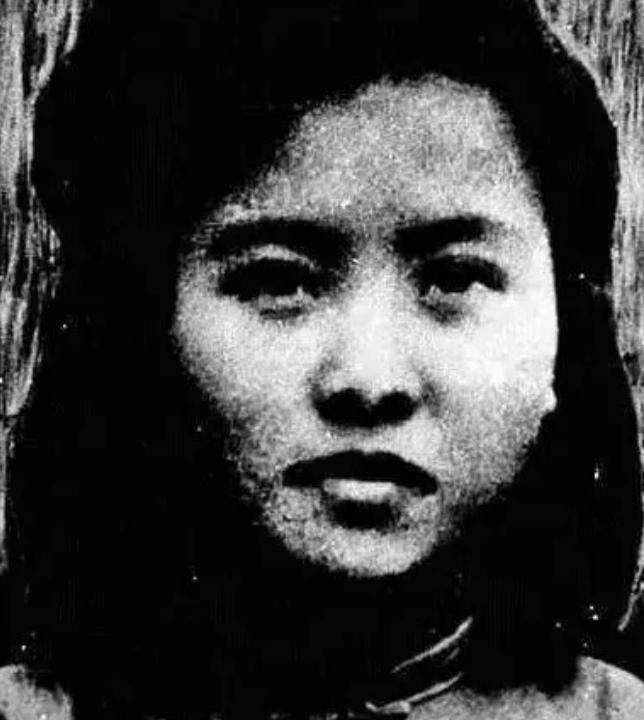 1949年，女教师朱世君被军统特务抓捕，在押送往渣滓洞的途中，押送人员李朝成认出