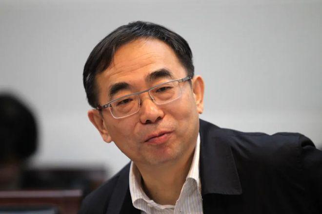 62岁，身家千亿的中国药王孙飘扬，把干了半辈子的公司交了出去。妻子是中国女首富，