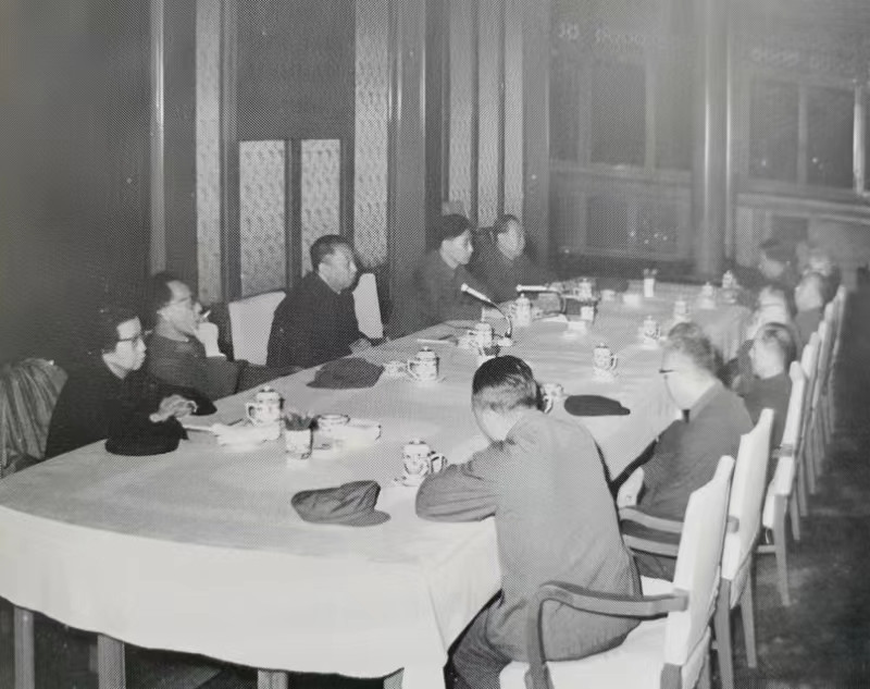 1976年10月4日下午，华国锋主持召开会议。华国锋两边坐的是江，张，王，还有汪