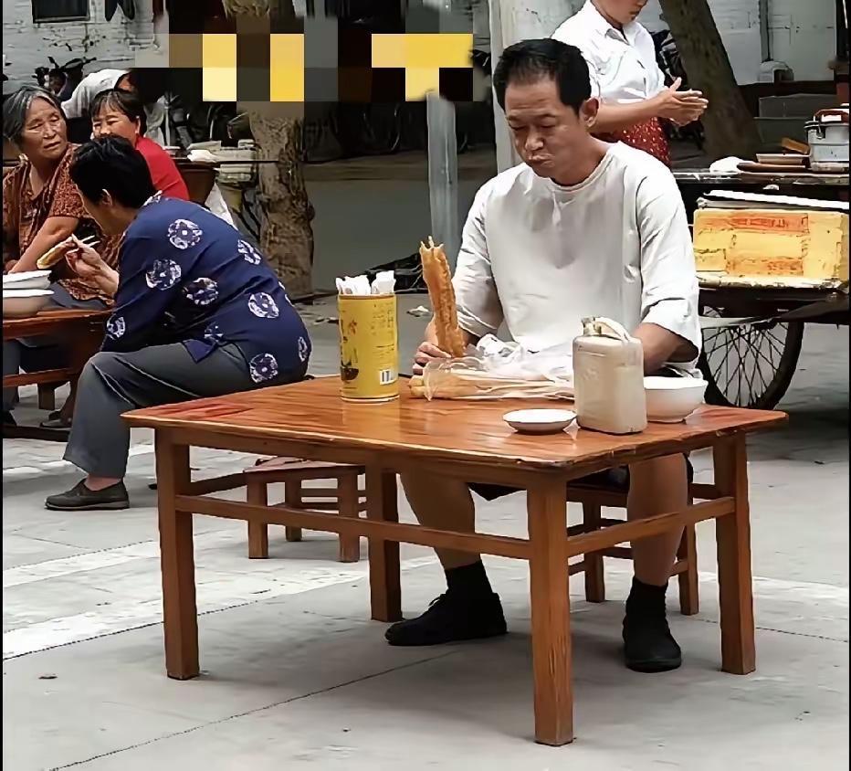 这么大的明星也在路边摊吃饭，真接地气