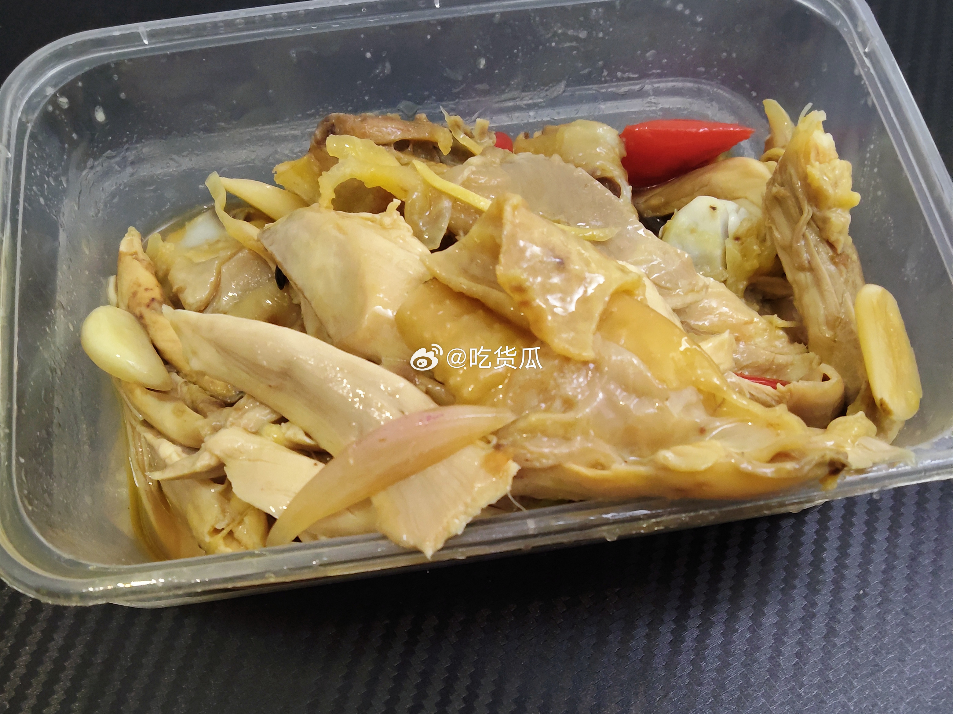 买了n次的广州原汁熟鸡，这是第一次到摊位购买，之前都是叫的外卖。其实市区有几家同