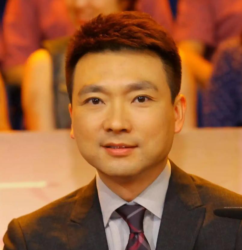 提起康辉，很多人都不知道这段往事！2000年结婚后，身为独子的他选择做丁克。母