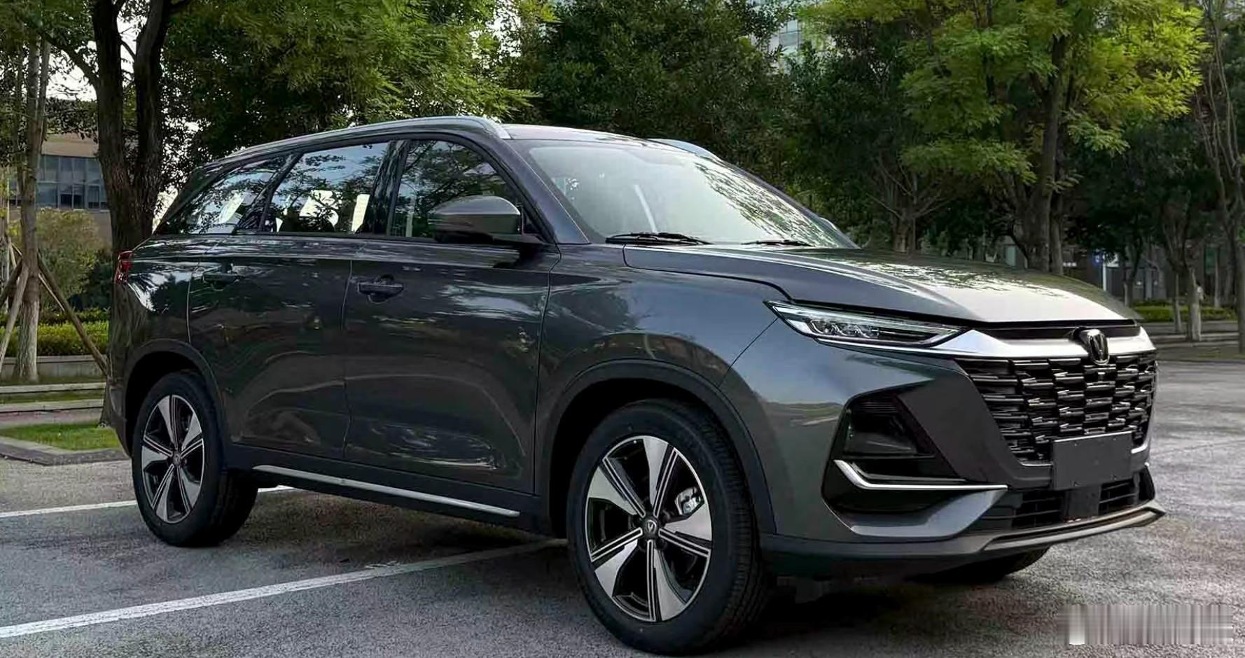 2025年，长安推出CS75PRO，起售价8万元级。车身尺寸4742×1870