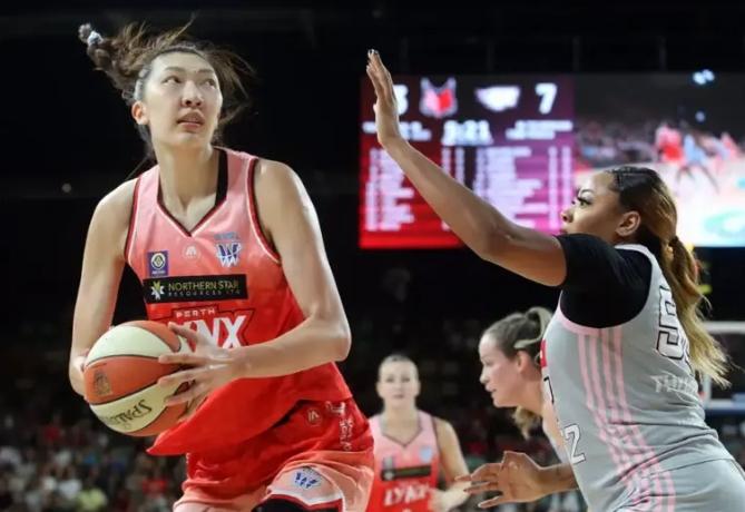 韩旭WNBL封神！中国女篮第一中锋创历史中国女篮核心韩旭在2025-