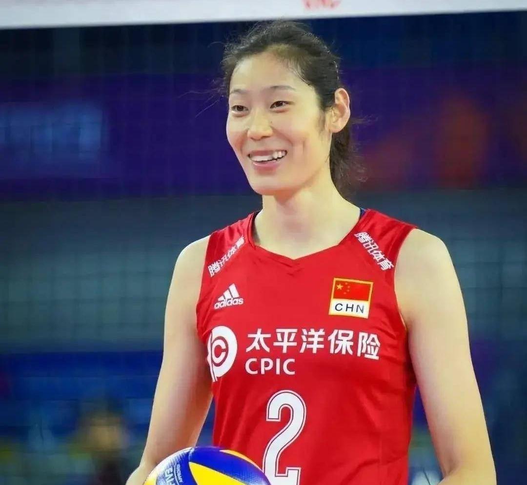 中国女排目前最大的问题是两大主攻不能及时回归，李盈莹因伤病正在逐渐康复，能否回归