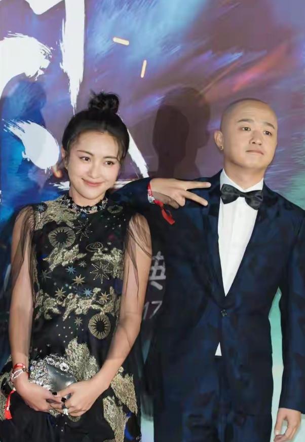 原来包贝尔和红衣女子还在公开场合同框过，身边人应该都知道两人的关系。 娱乐圈